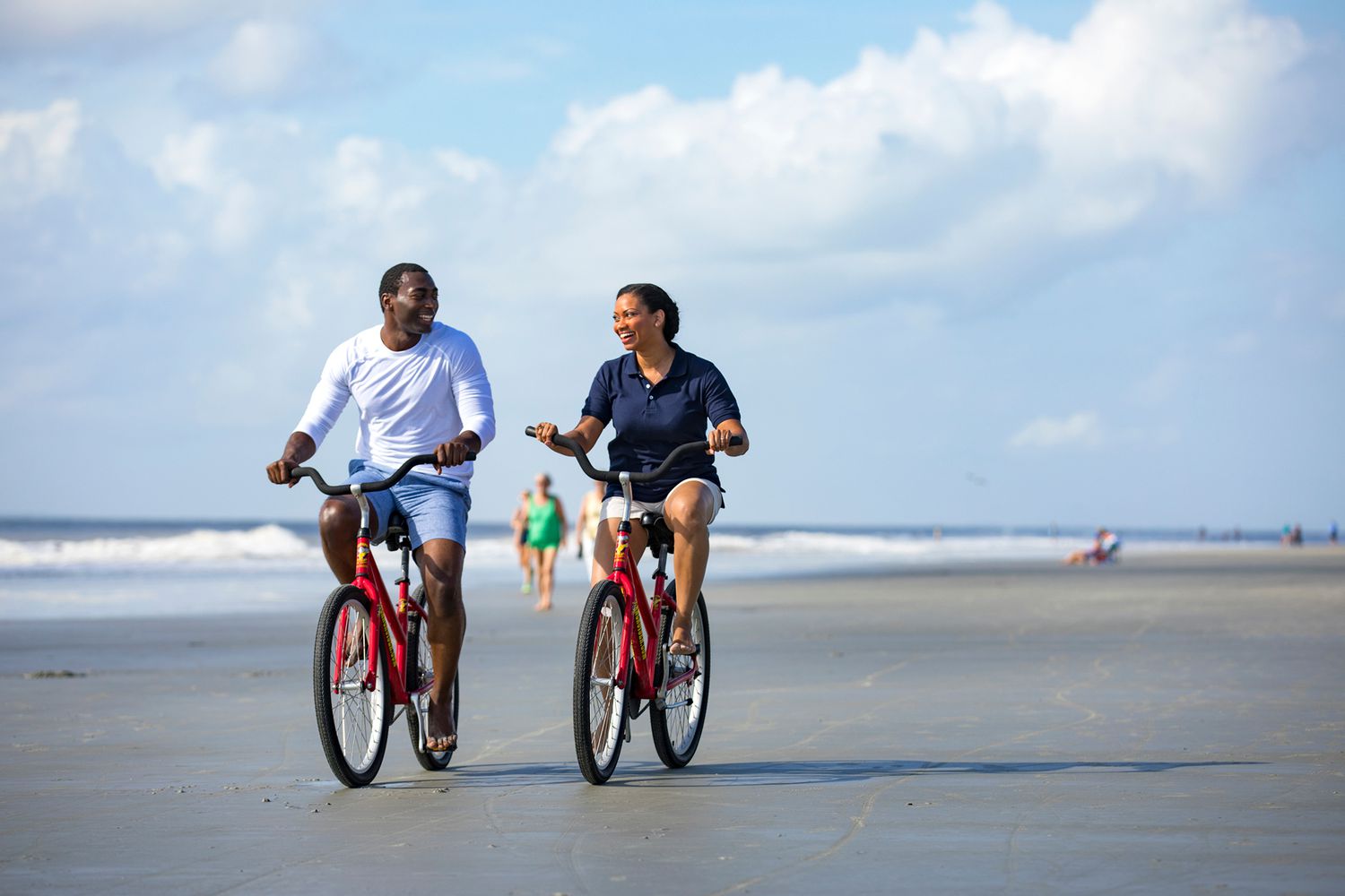 Un couple fait du vélo sur la plage de Hilton Head