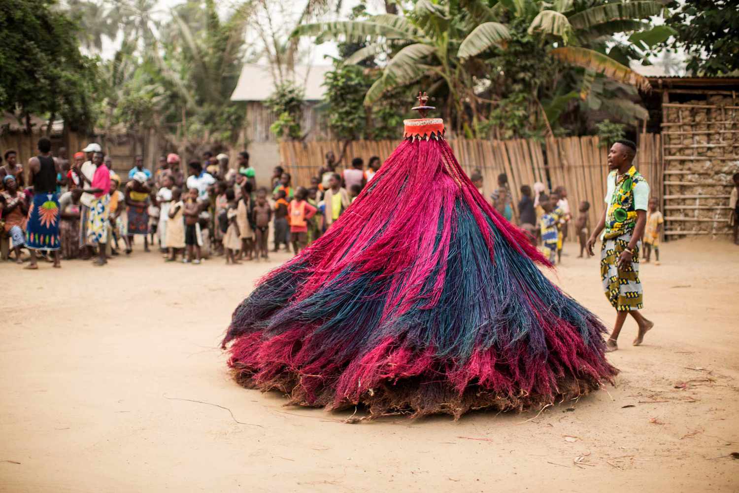 Les villageois effectuent le rituel vaudou Zangbeto, Grand Popo, Bénin, Afrique
