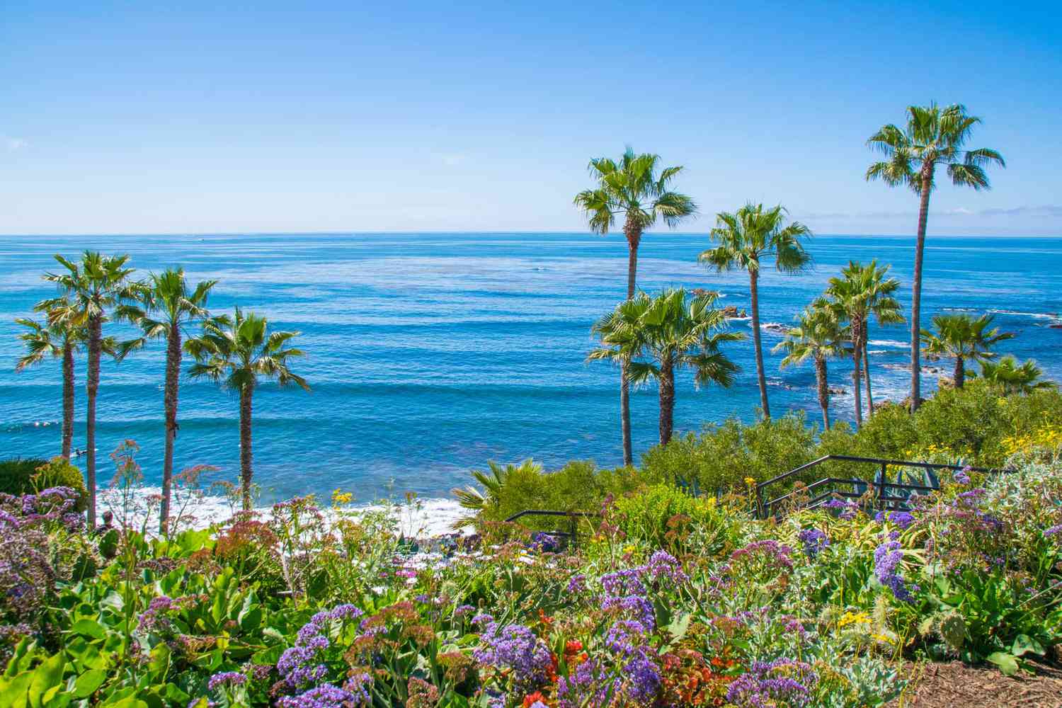 La vue depuis le magnifique parc Heisler à Laguna Beach, dans le comté d'Orange.  Laguna est une communauté balnéaire du sud de la Californie.