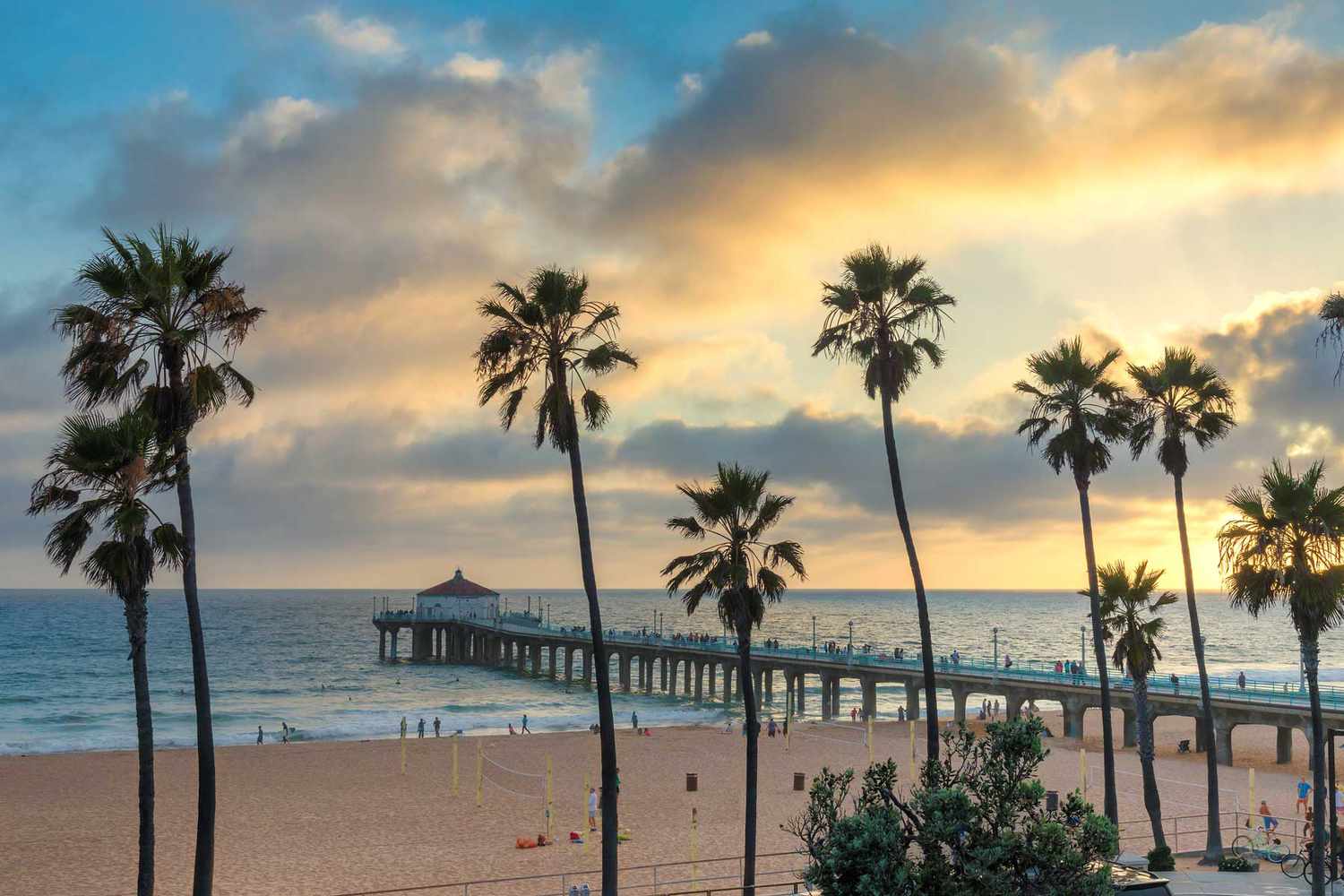 Palmiers à Manhattan Beach et jetée au coucher du soleil, Los Angeles, Californie.