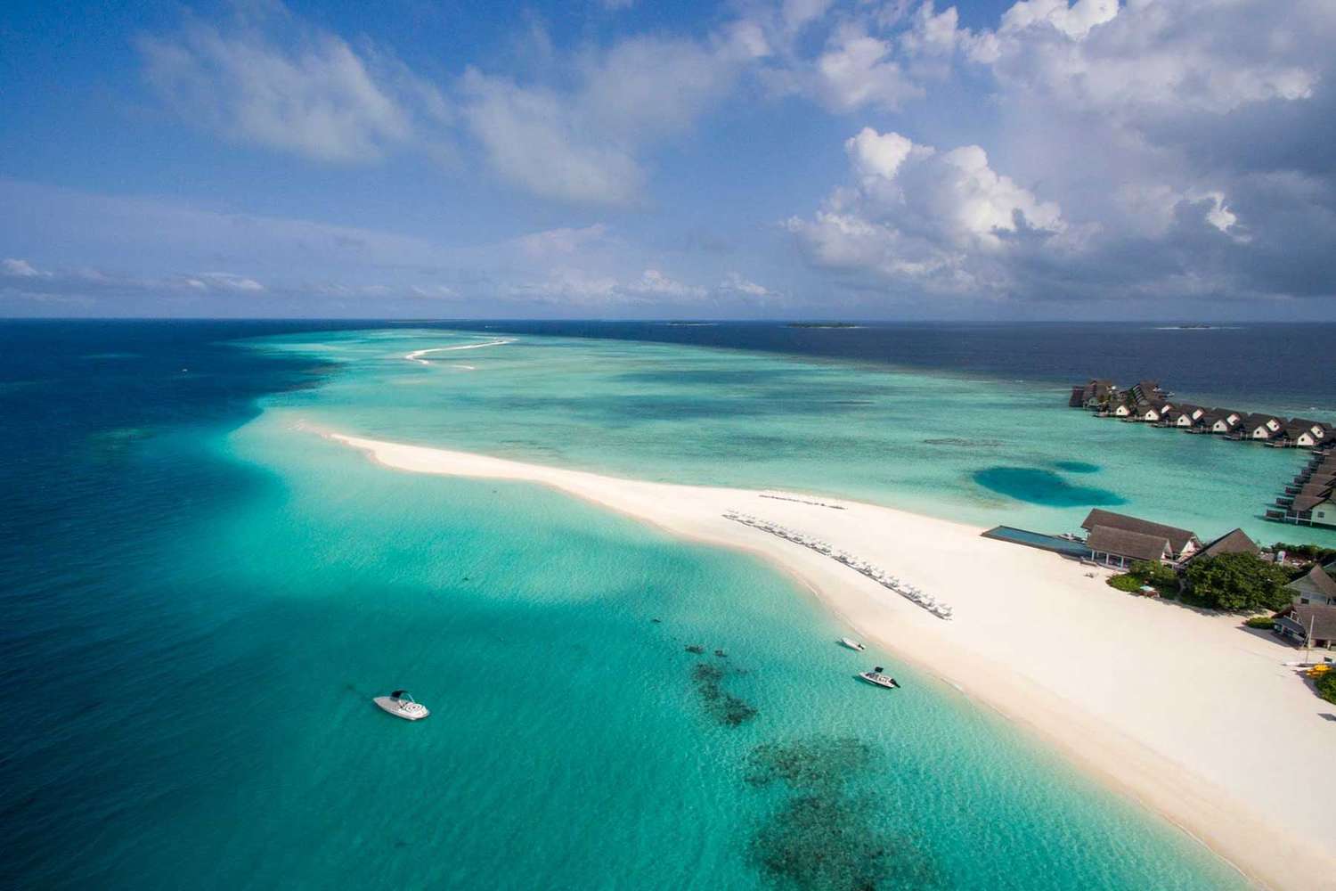 Landa Giraavaru Island aux Maldives, entourée d'eaux bleues claires