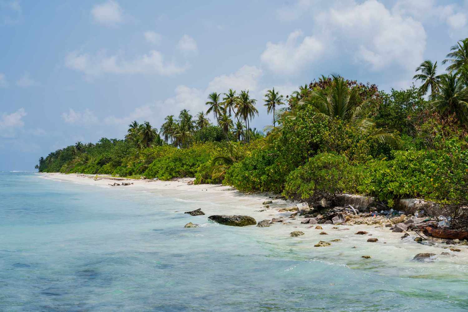 Littoral et plage pour les habitants de l'île de Dhigurah dans l'atoll de Kaafu aux Maldives