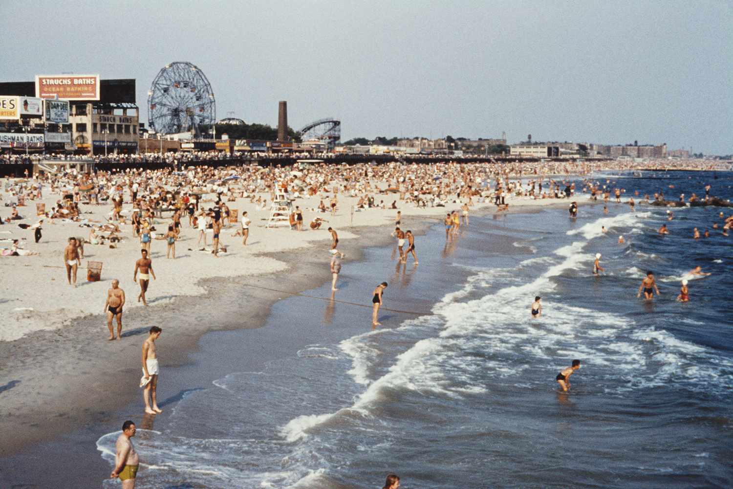 La plage de Coney Island, New York, vers 1960