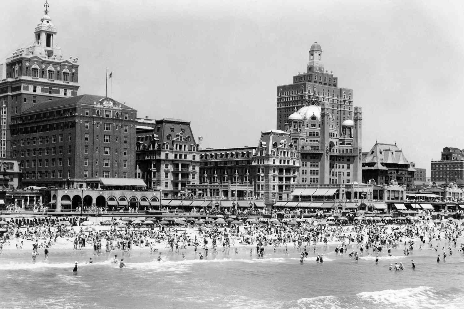 La promenade et les hôtels d'autrefois sont en arrière-plan à Atlantic City vers 1940