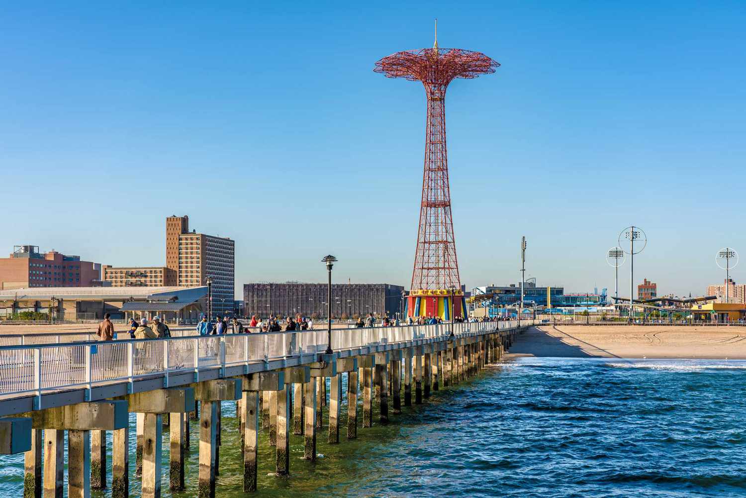 Ceci est une vue de la jetée et du front de mer à Coney Island le 14 octobre 2019 à New York