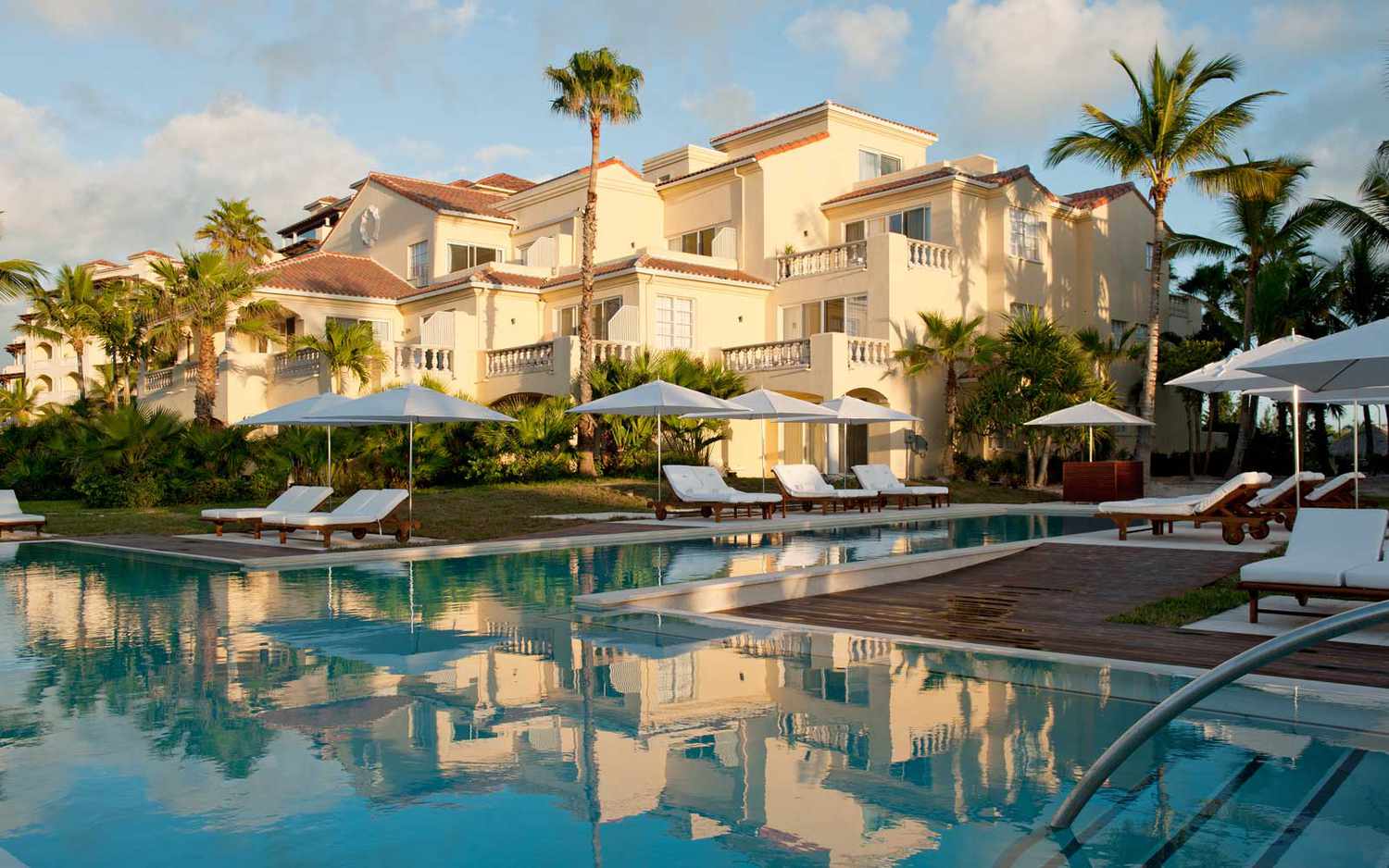Vue depuis la piscine de l'hôtel principal du complexe de luxe Grace Bay Club dans les îles Turques et Caïques