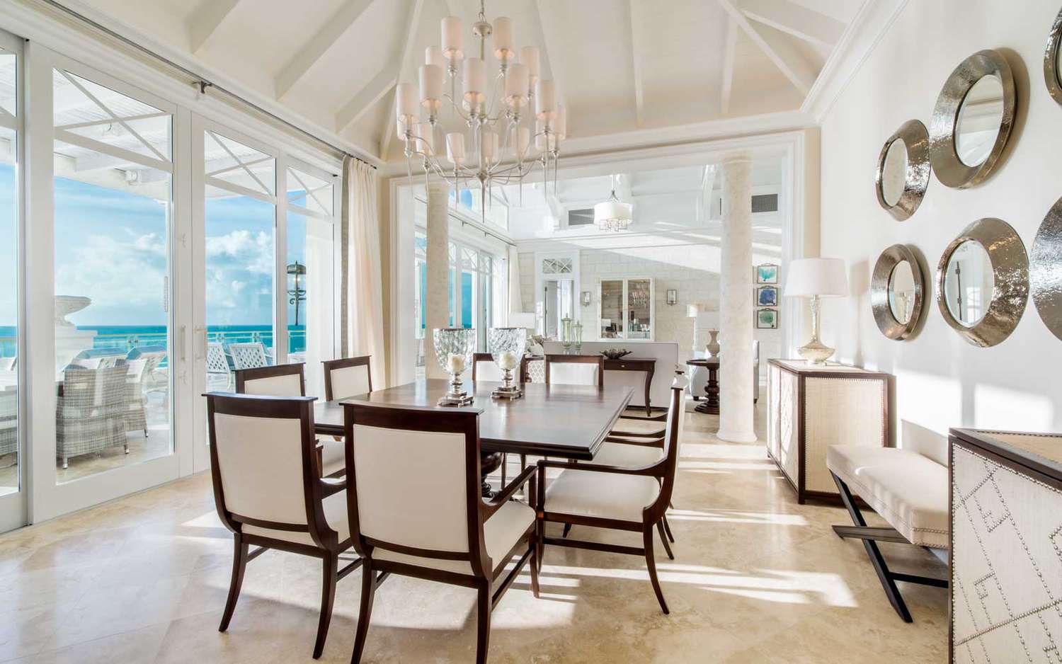 L'espace de restauration presque entièrement blanc d'une suite du Shore Club aux îles Turques et Caïques, avec vue sur l'océan