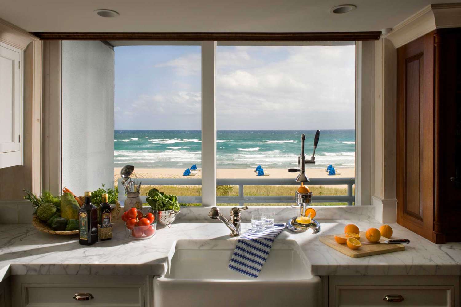 Un comptoir de cuisine avec vue sur l'océan Atlantique et le front de mer d'une résidence en copropriété à Boca Raton, FL.