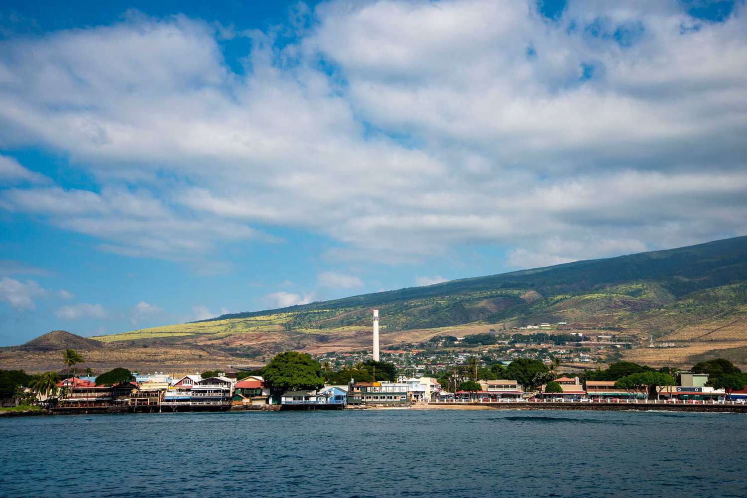 Lahaina, Maui, Hawaii, une belle vue ensoleillée de Lahaina avec ciel bleu et nuages ​​de l'océan pacifique.