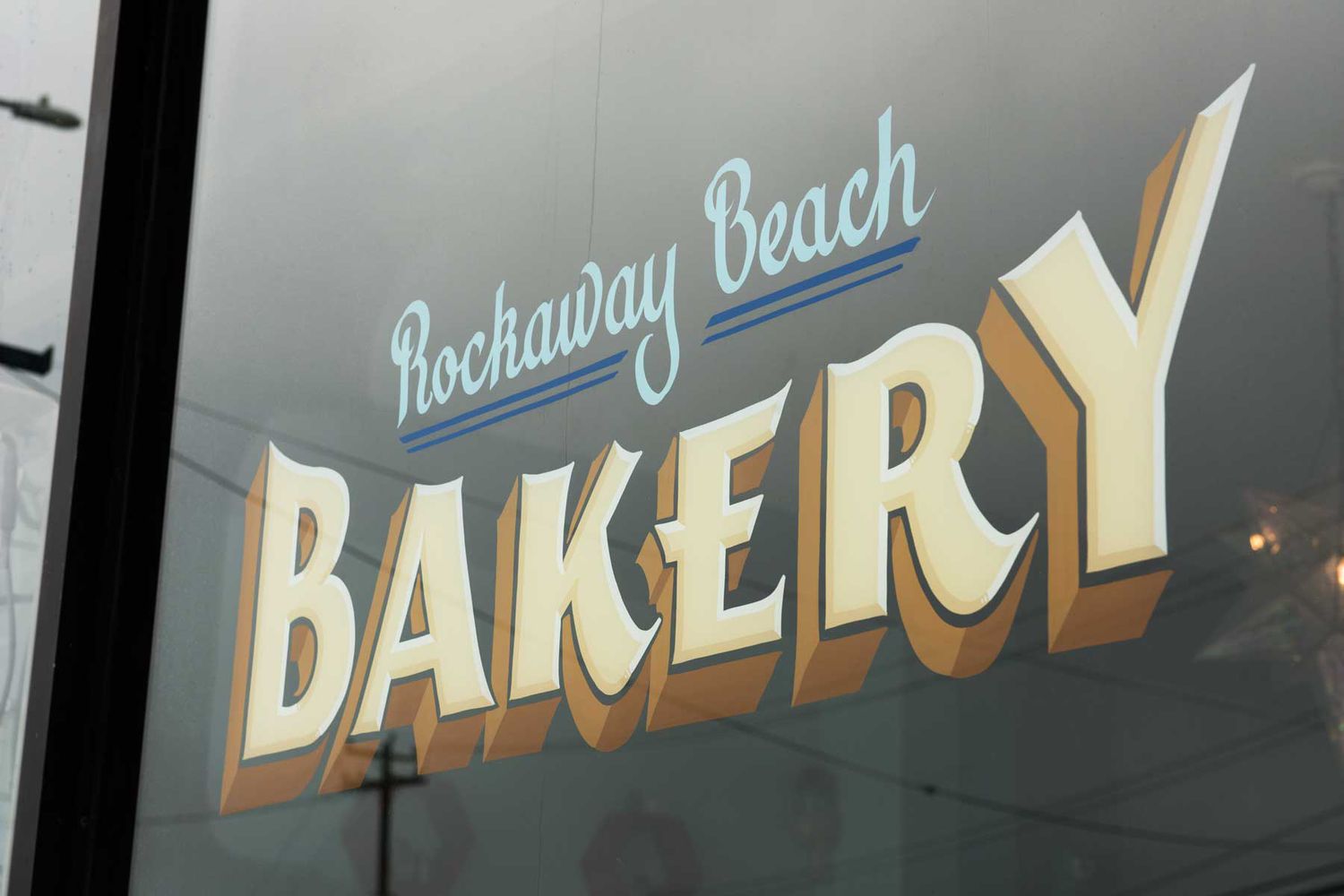 Rockaway Beach Bakery signe peint sur la fenêtre de la boulangerie
