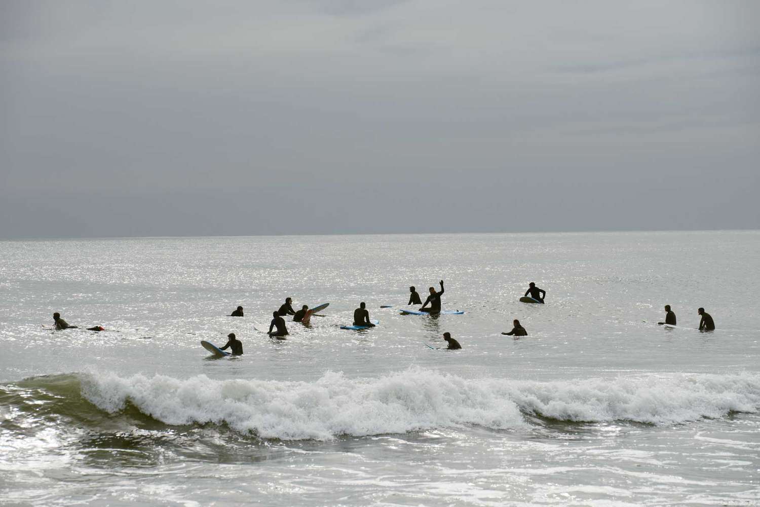 Surfeurs en combinaisons d'hiver en attente dans l'eau à New York