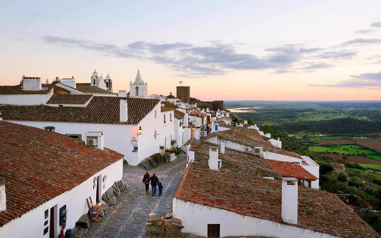 Le village médiéval et historique de Monsaraz au crépuscule.  Alentejo, Portugal