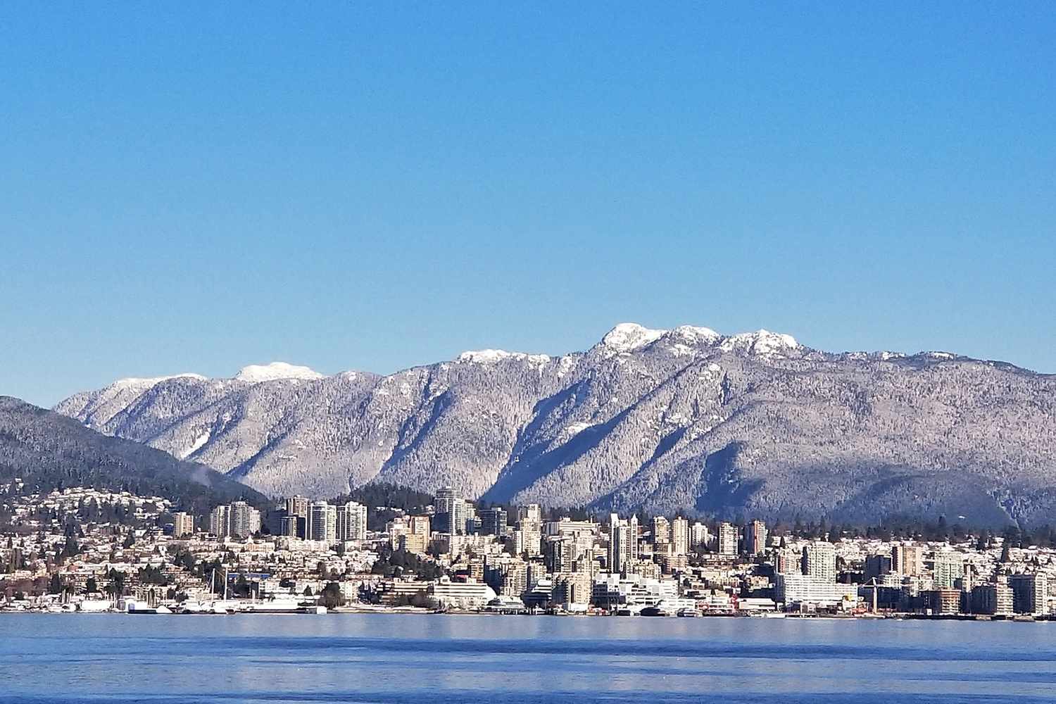 Vue panoramique sur la mer et les montagnes enneigées de North Vancouver, Canada