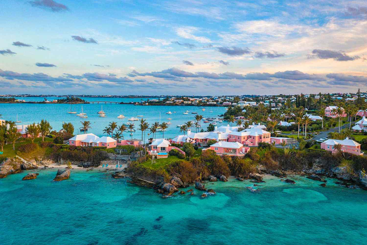 Une île tropicale avec des yachts et des maisons aux Bermudes