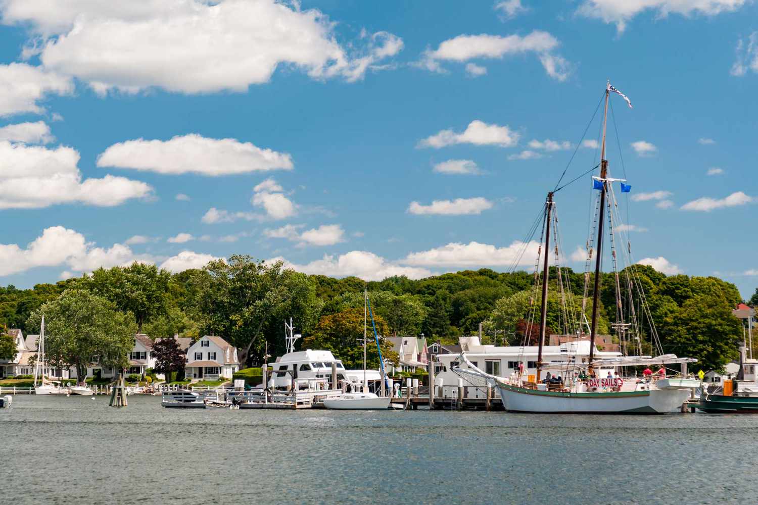Vue sur le Mystic Seaport avec bateaux et maisons, Connecticut