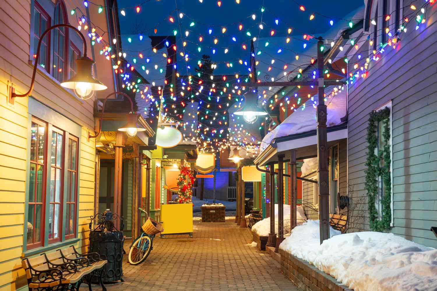 Rues du centre-ville la nuit en hiver avec éclairage de vacances à Breckenridge, CO