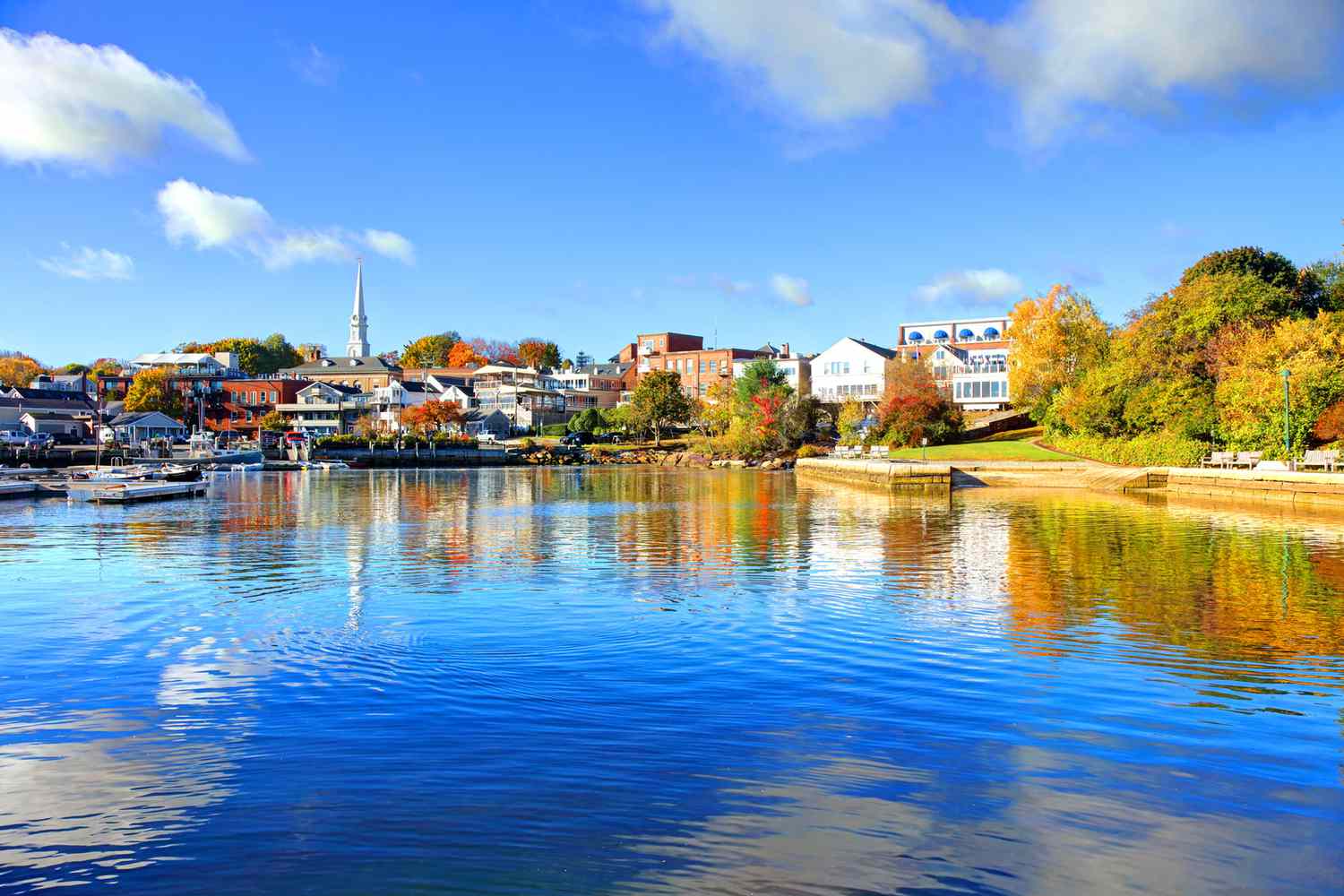 Camden, Maine au cours de l'automne vu des eaux bleues sur une journée ensoleillée