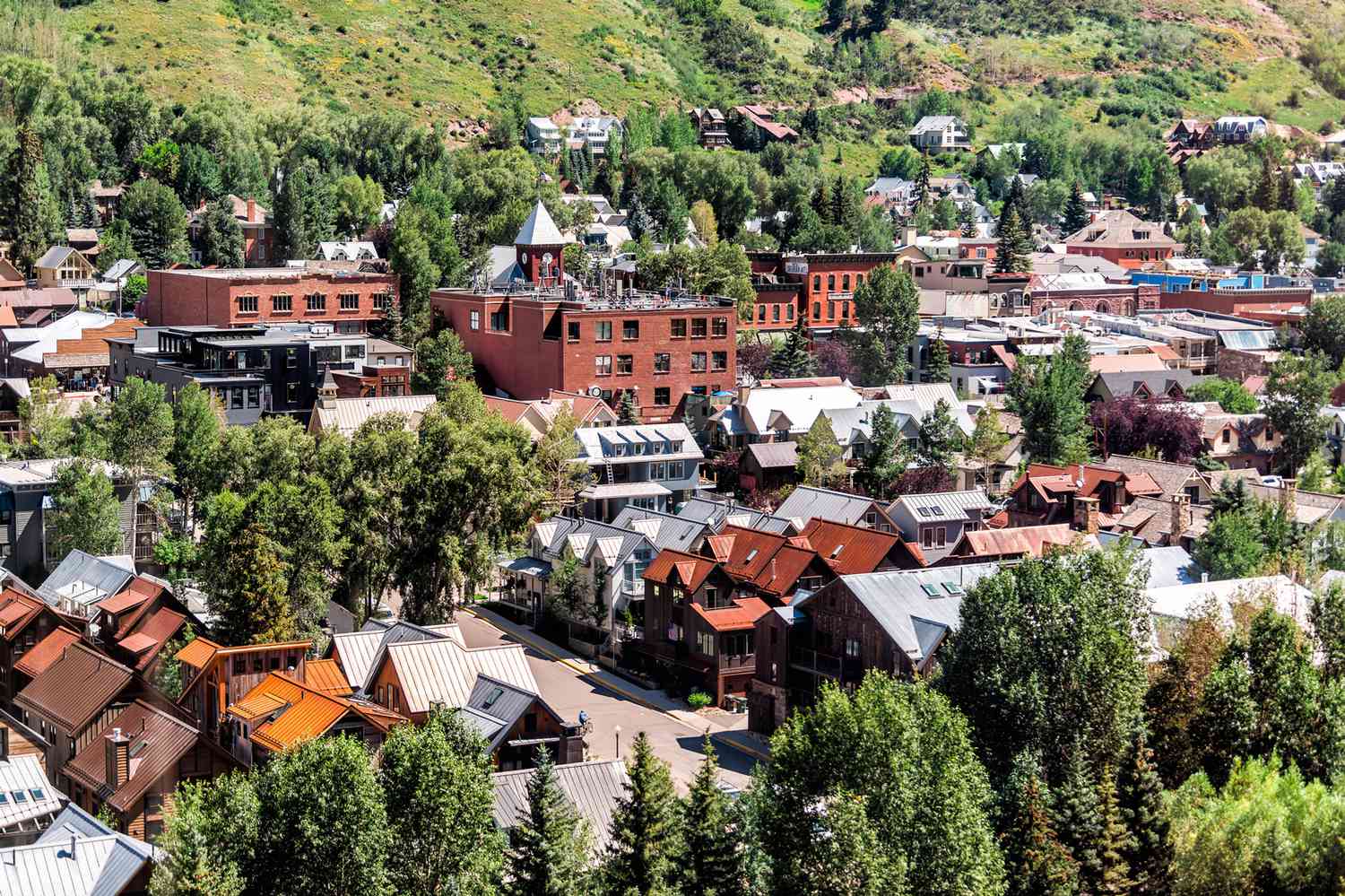 Telluride, Colorado petite ville avec vue aérienne à vol d'oiseau à angle élevé du paysage urbain de la ville de la télécabine gratuite au village de montagne en été