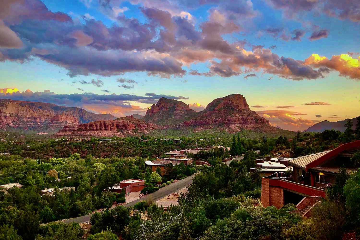 Le ciel peint de Sedona en Arizona à l'automne alors que le soleil tombe sous l'horizon du désert