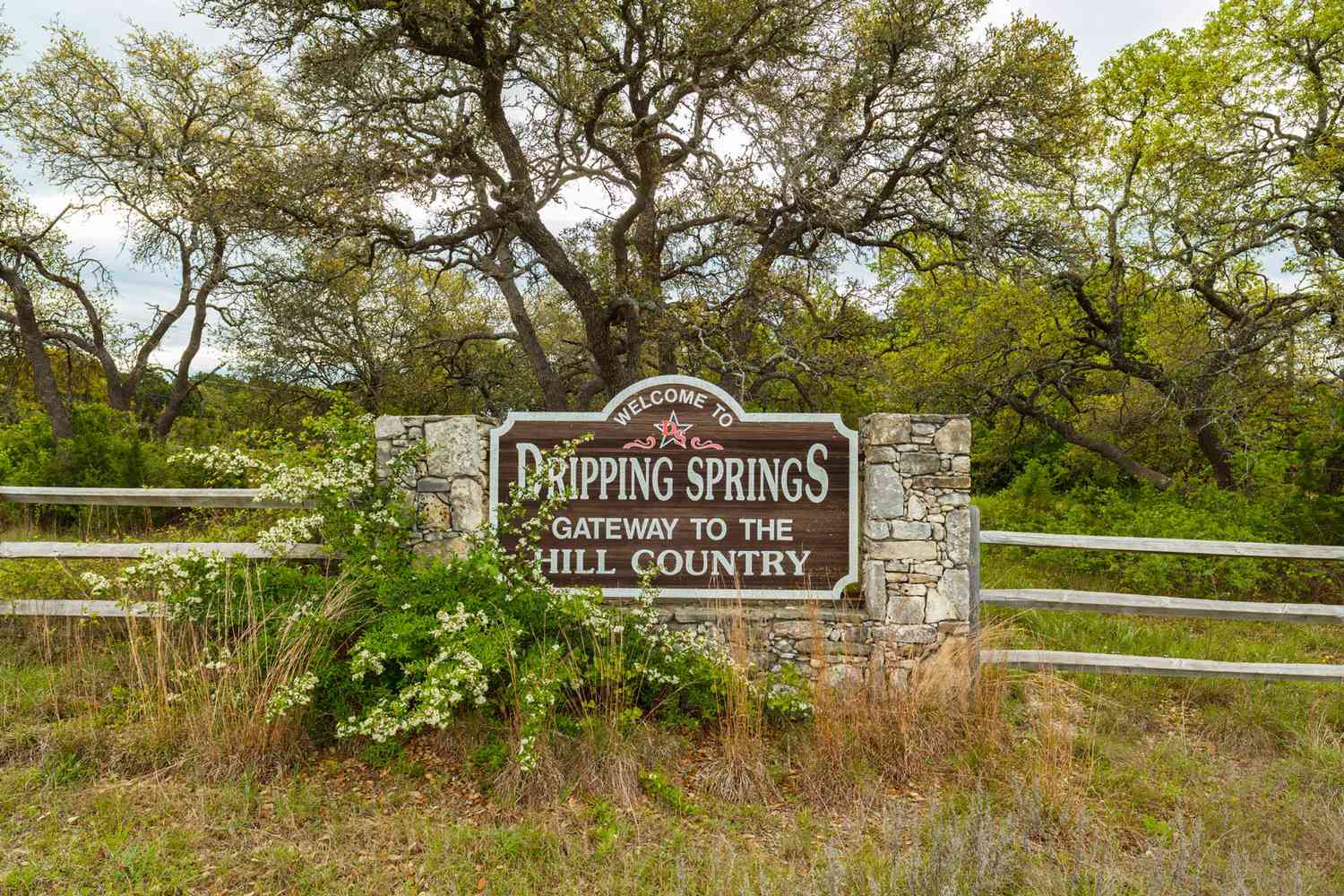 Joli panneau de bienvenue à l'entrée de cette petite ville du Texas Hill Country dans le comté de Hays, dans le pittoresque centre du Texas.