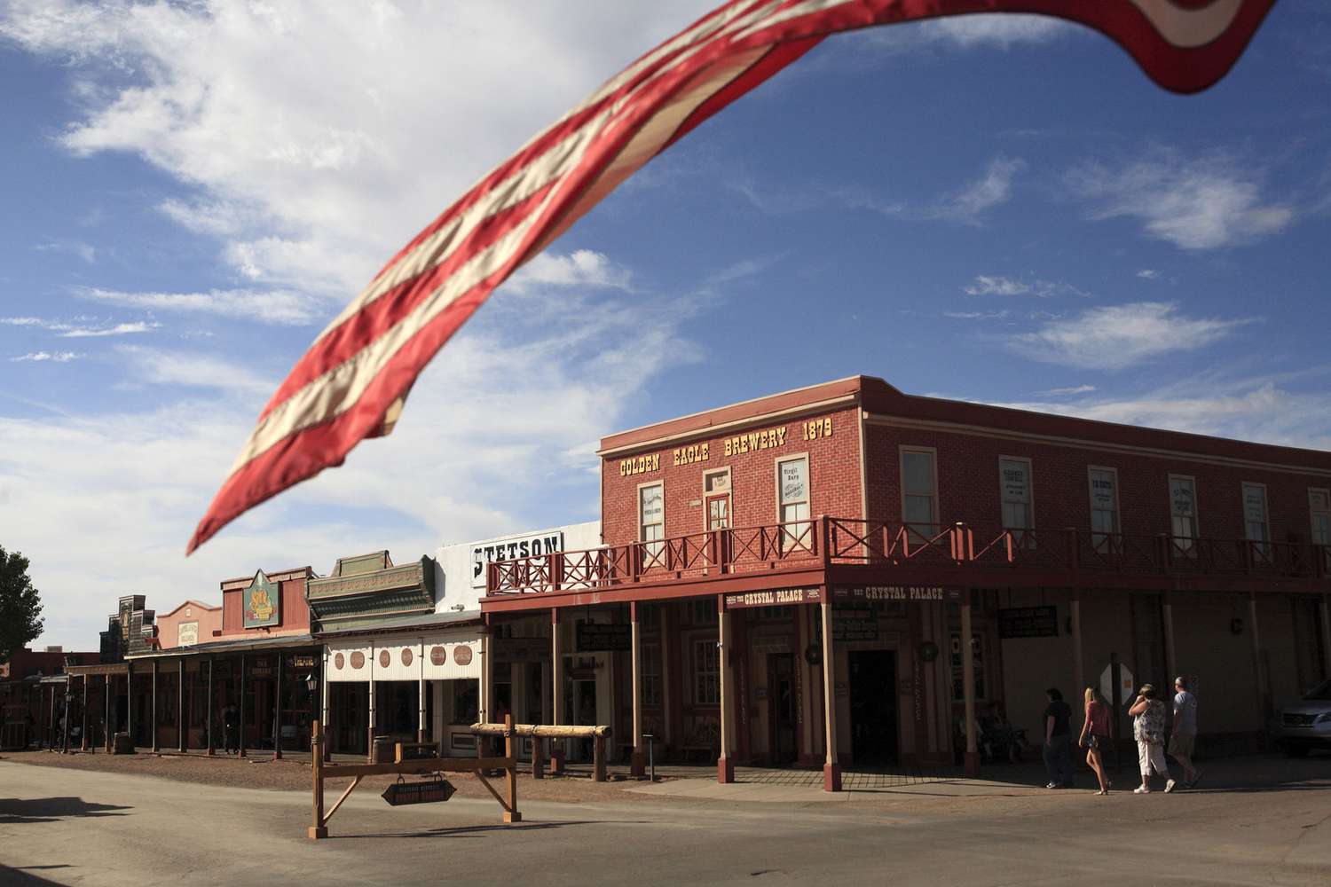 Un drapeau américain flotte sur la rue Main dans une vieille ville de l'ouest de Tombstone, Arizona