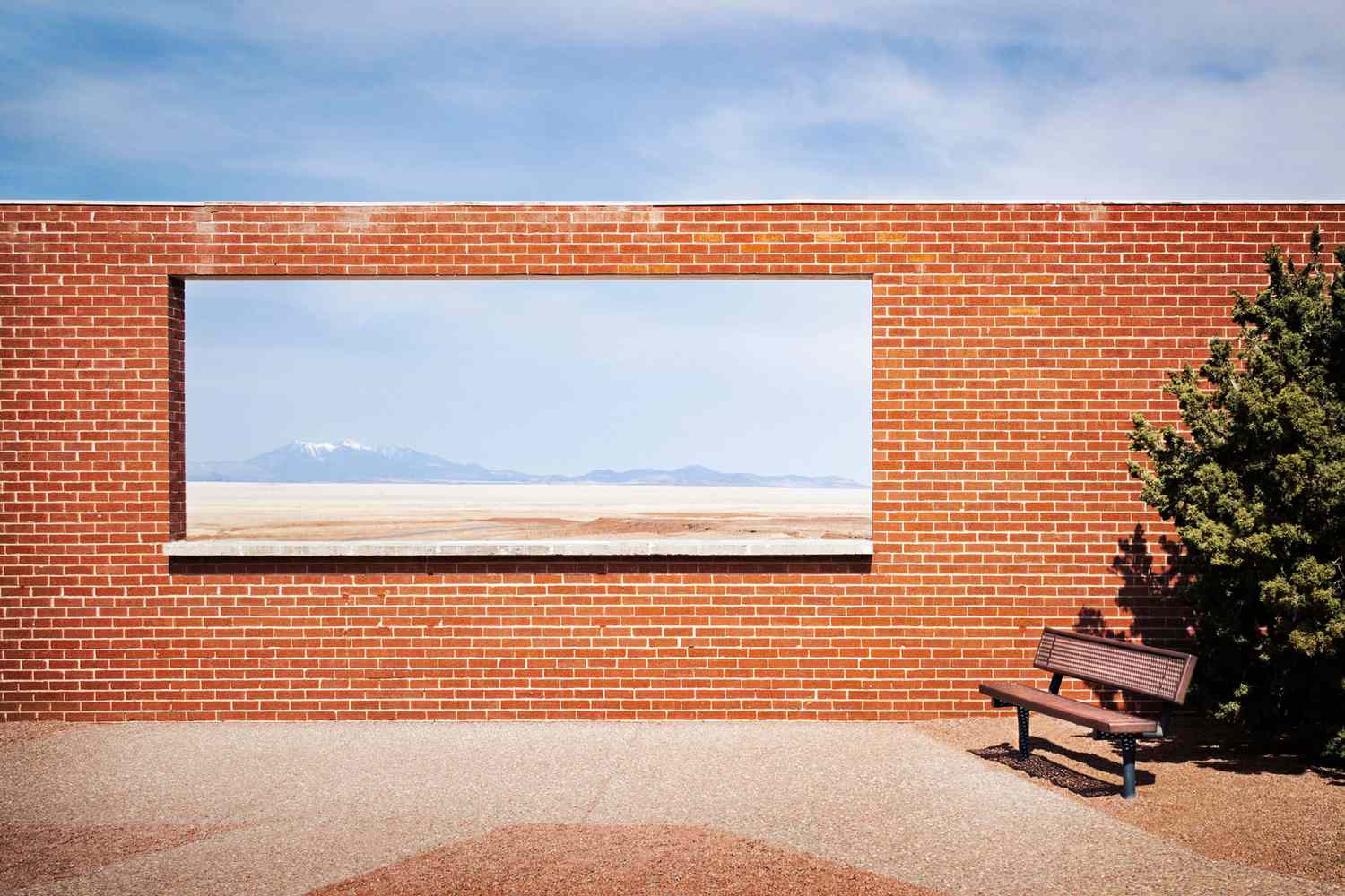 Vue sur le désert à travers une fenêtre d'un mur de briques à Winslow, Arizona