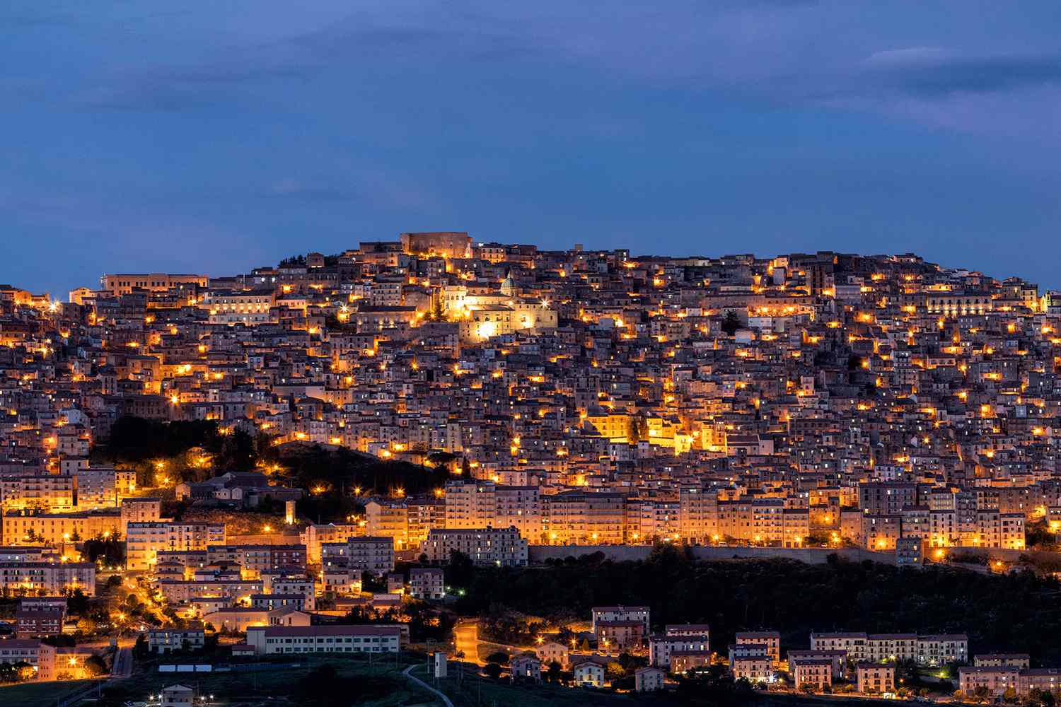Gangi Town Panorama au crépuscule en Sicile Italie