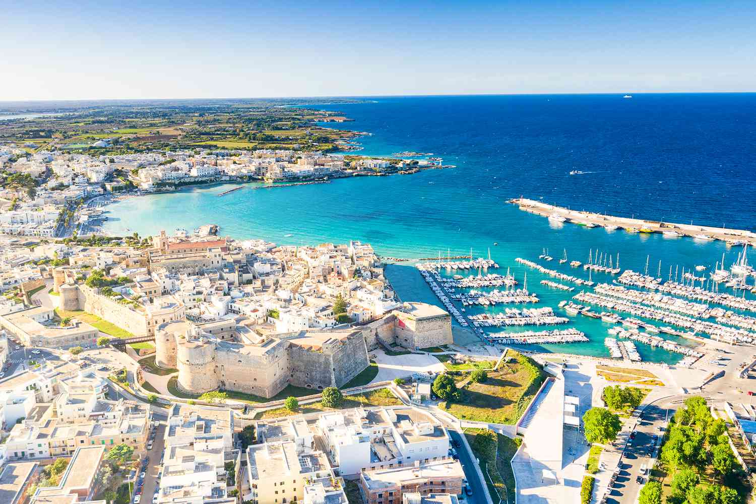 Ville balnéaire d'Otranto par mer turquoise, Pouilles, Italie