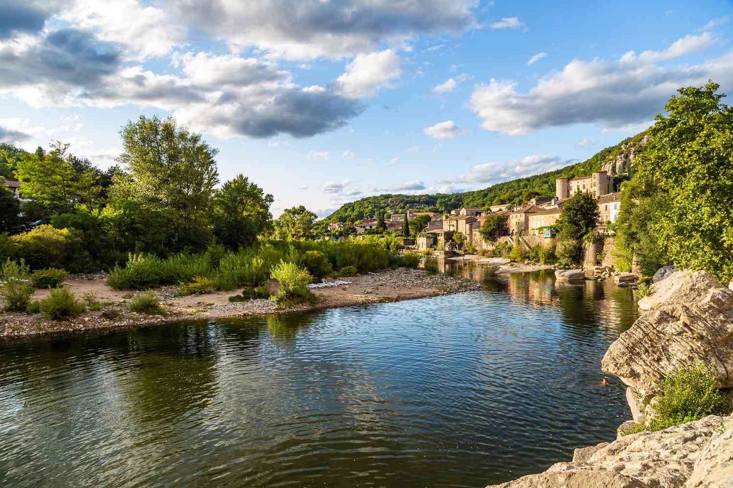 Rivière Ardèche et vieux village de Vogüé, France