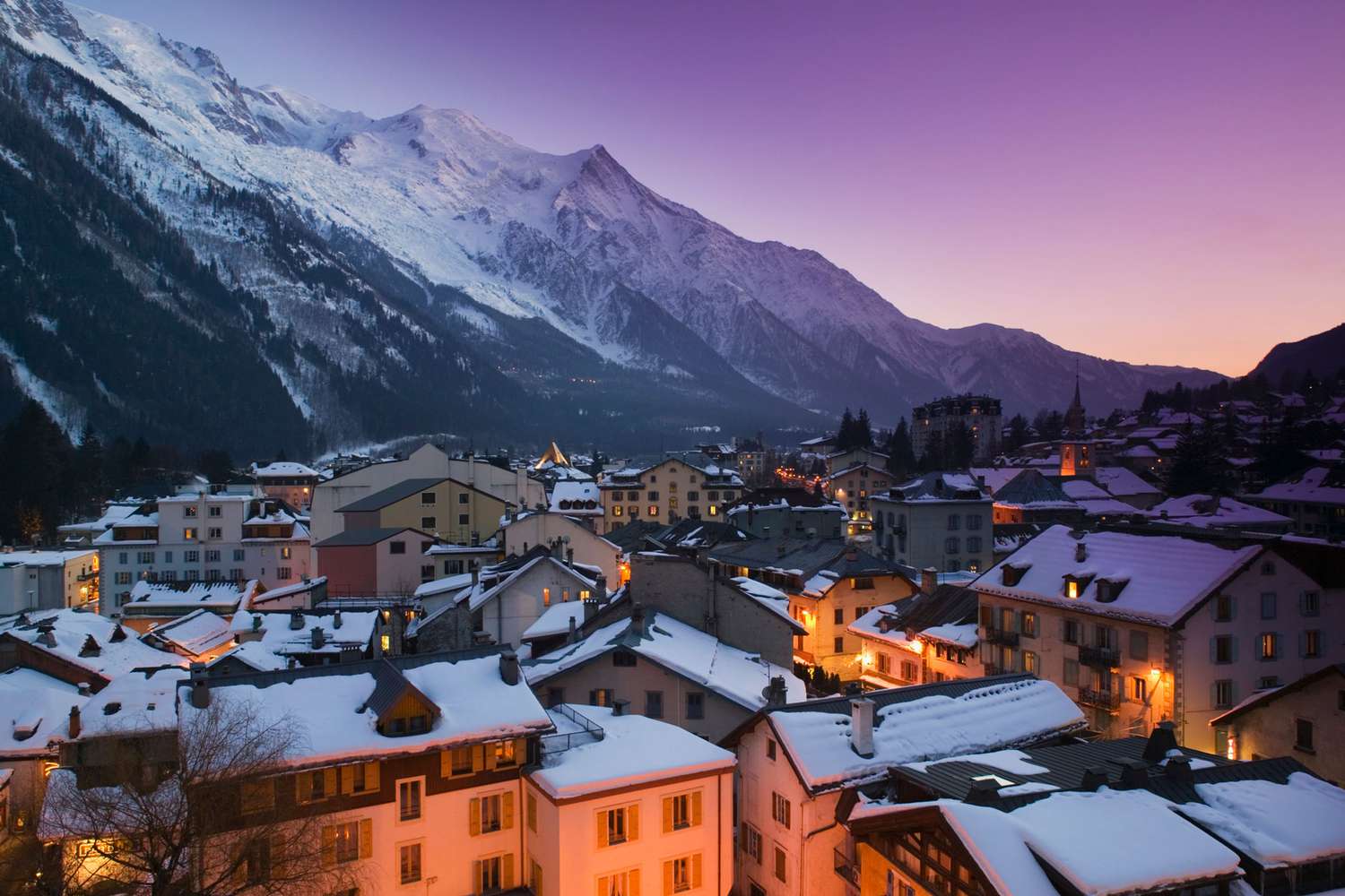 France, Haute Savoie, Chamonix, toits, soirée, hiver