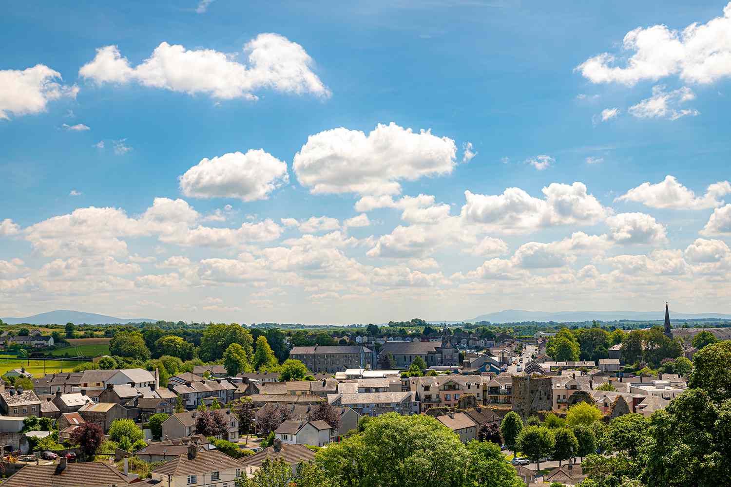Vue aérienne de la ville contre ciel nuageux au cours de journée ensoleillée, Cashel, Tipperary, Irlande