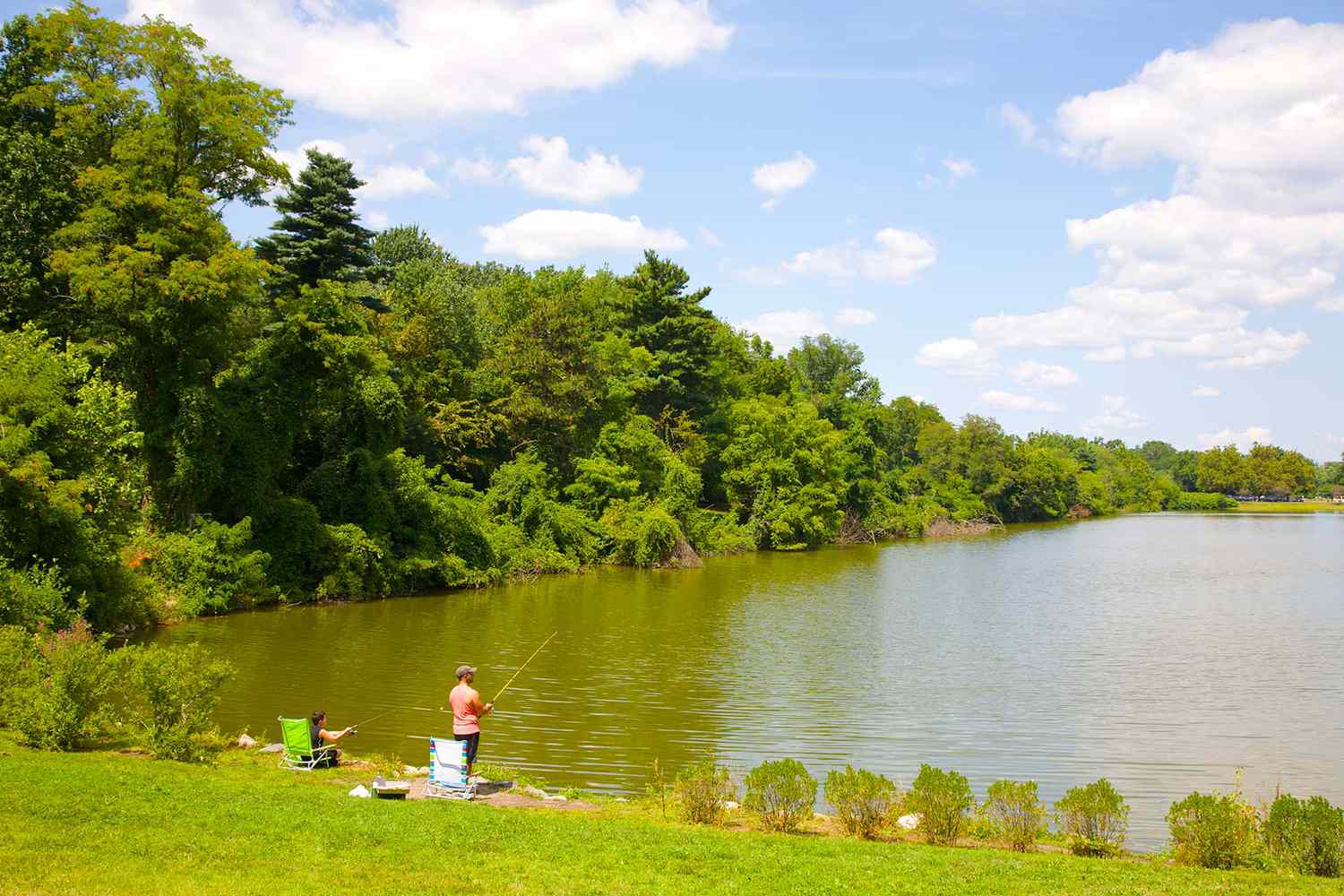 Adultes et enfants pêchant dans un étang à Ridgewood, New Jersey