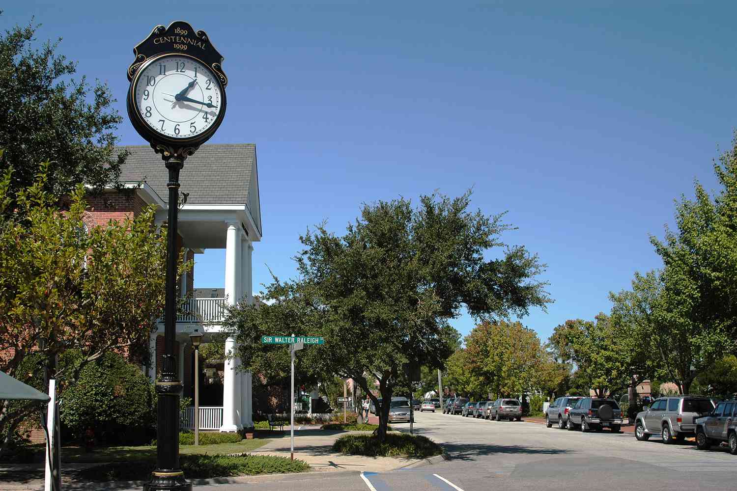 Horloge commémorative dans la ville de Manteo, Roanoke Island, Caroline du Nord.