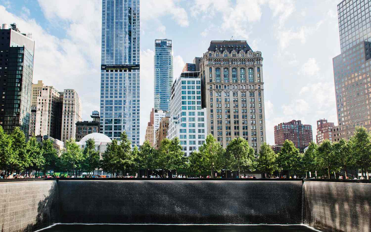 Mémorial du 11 septembre avec gratte-ciel et ciel bleu en arrière-plan