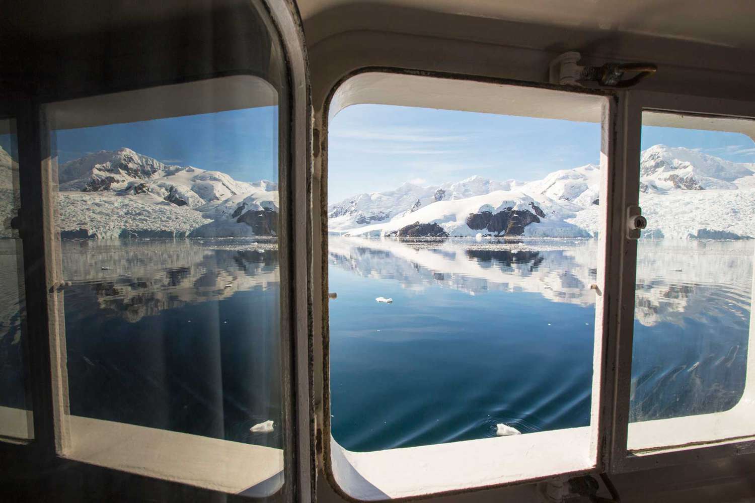 Vue depuis l'une des cabines de l'Akademik Sergey Vavilov, un navire renforcé de glace lors d'une croisière d'expédition en Antarctique