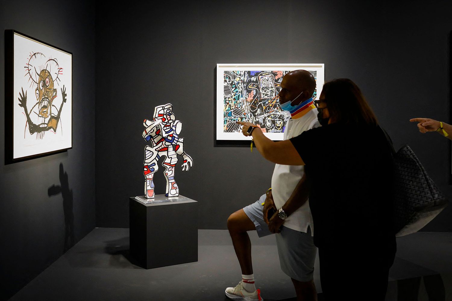 Les gens regardent des œuvres d'art pendant le premier jour de l'exposition Art Basel 2021 au Miami Beach Convention Center à Miami Beach, en Floride,