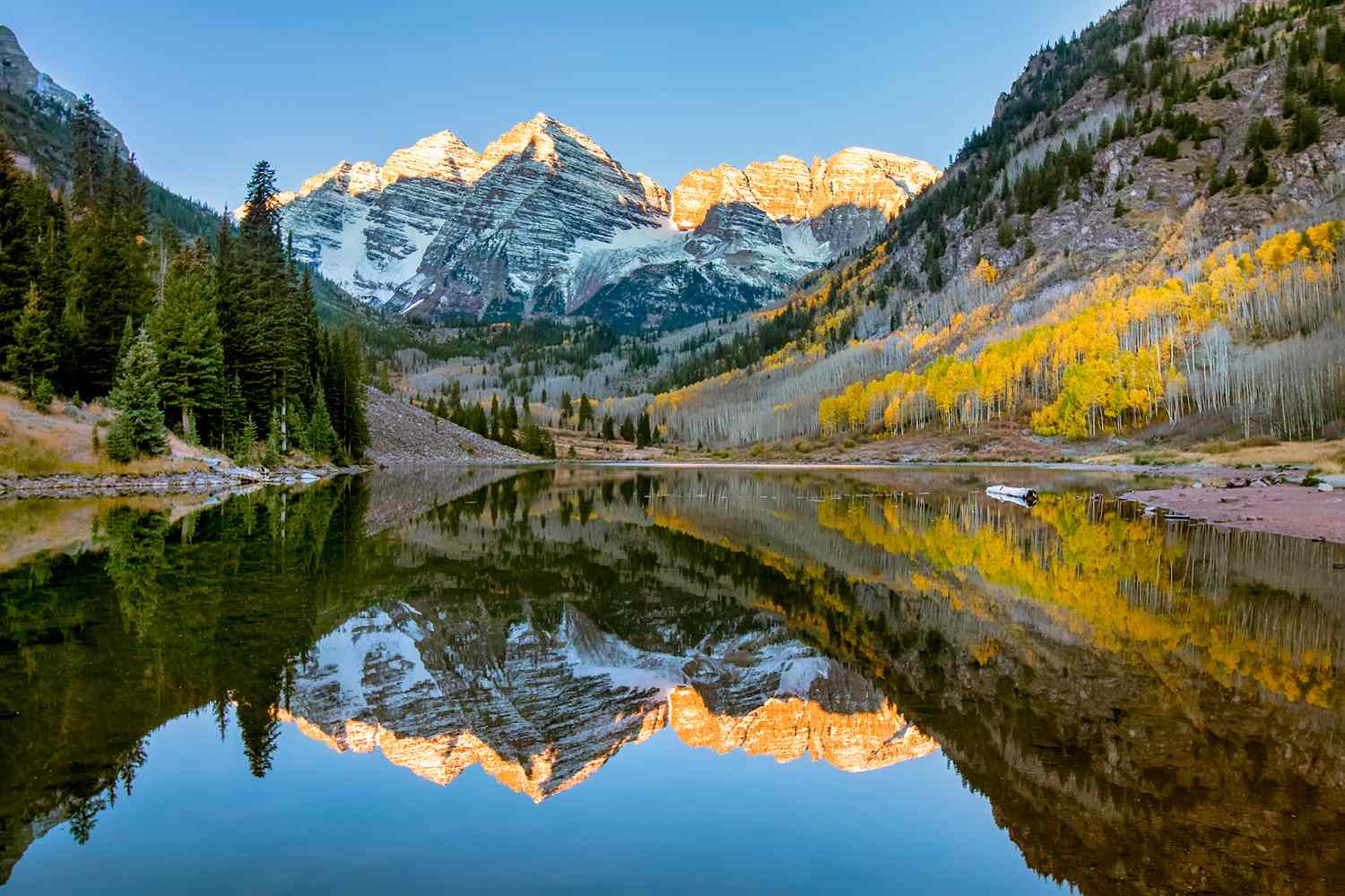 Montagnes enneigées de Maroon Bells avec réflexion et feuillage d'automne à Aspen