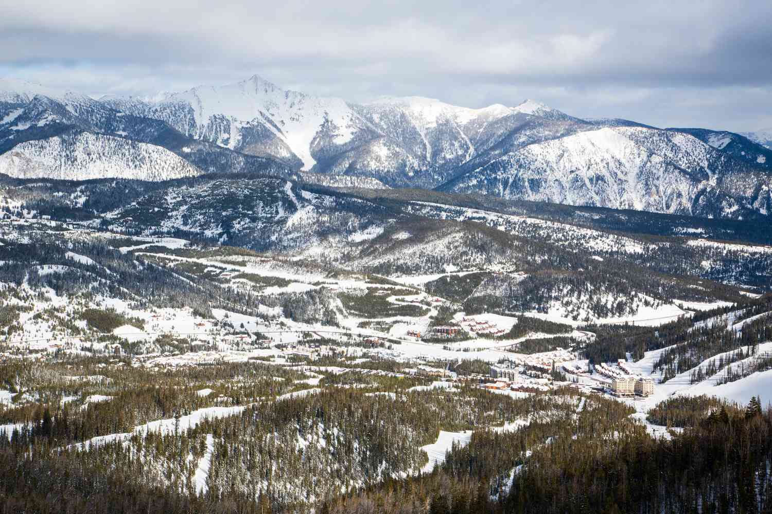 Big Sky Resort est la plus grande station de ski des États-Unis en termes de superficie située à Big Sky, dans le Montana.