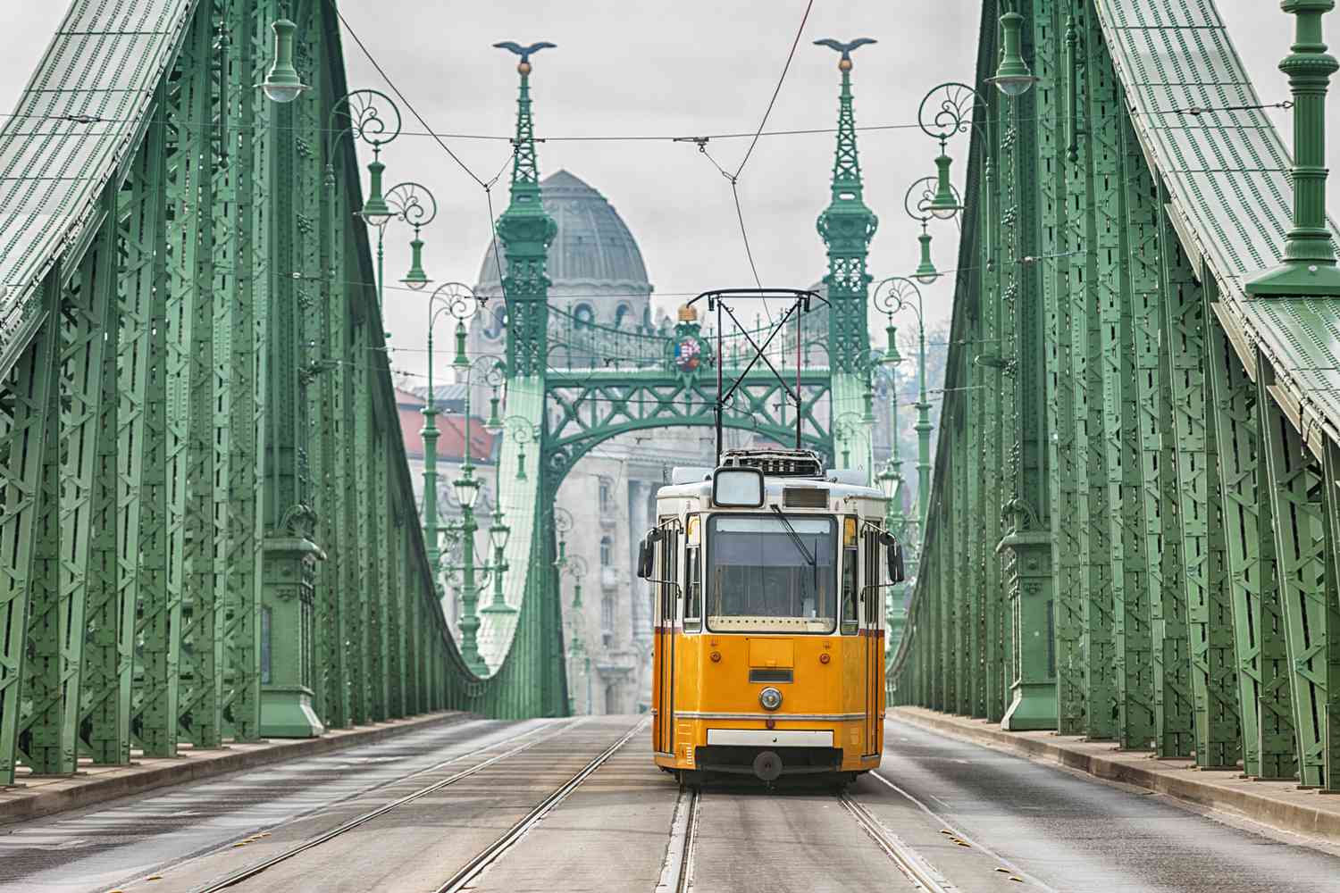 Téléphérique vintage sur le pont de la Liberté à Budapest