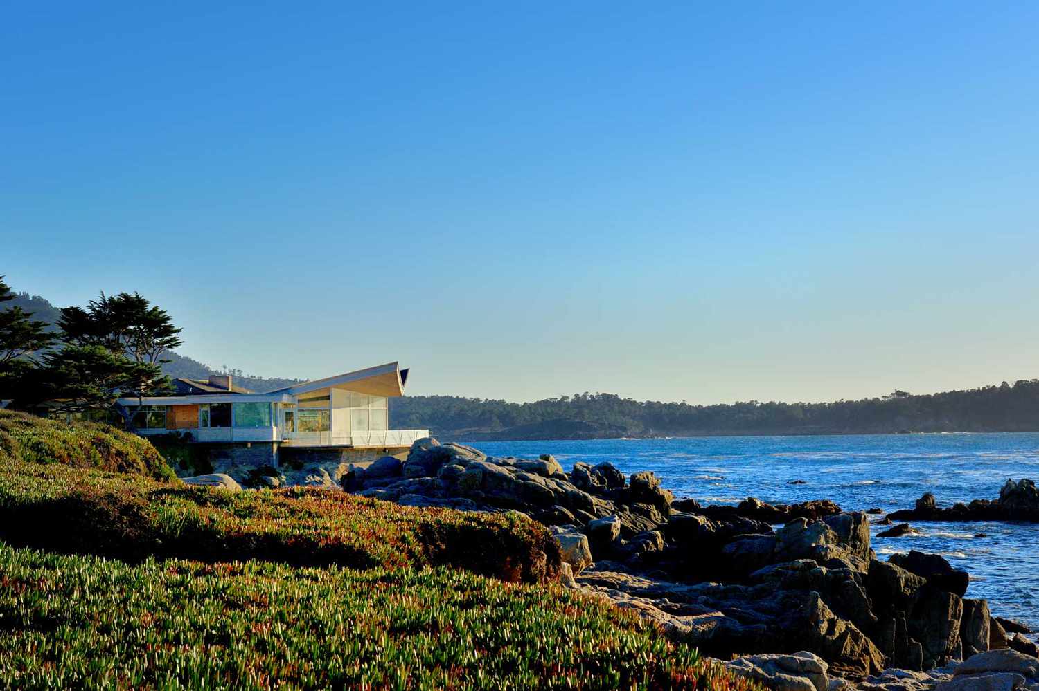 Carmel, villa moderne sur les rochers de la plage.