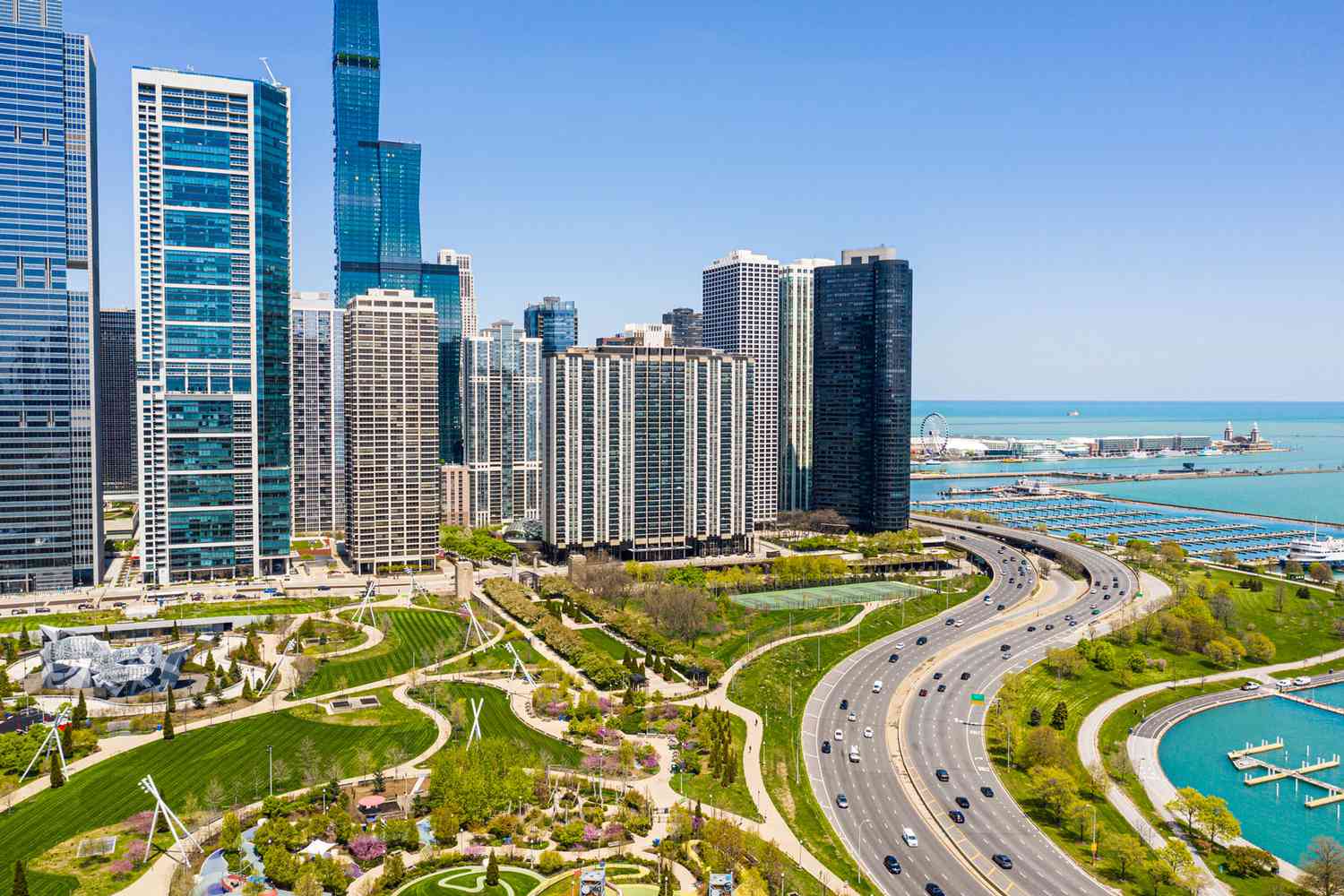 Vue aérienne du centre-ville de Chicago avec les parcs de la ville et le lac en vue