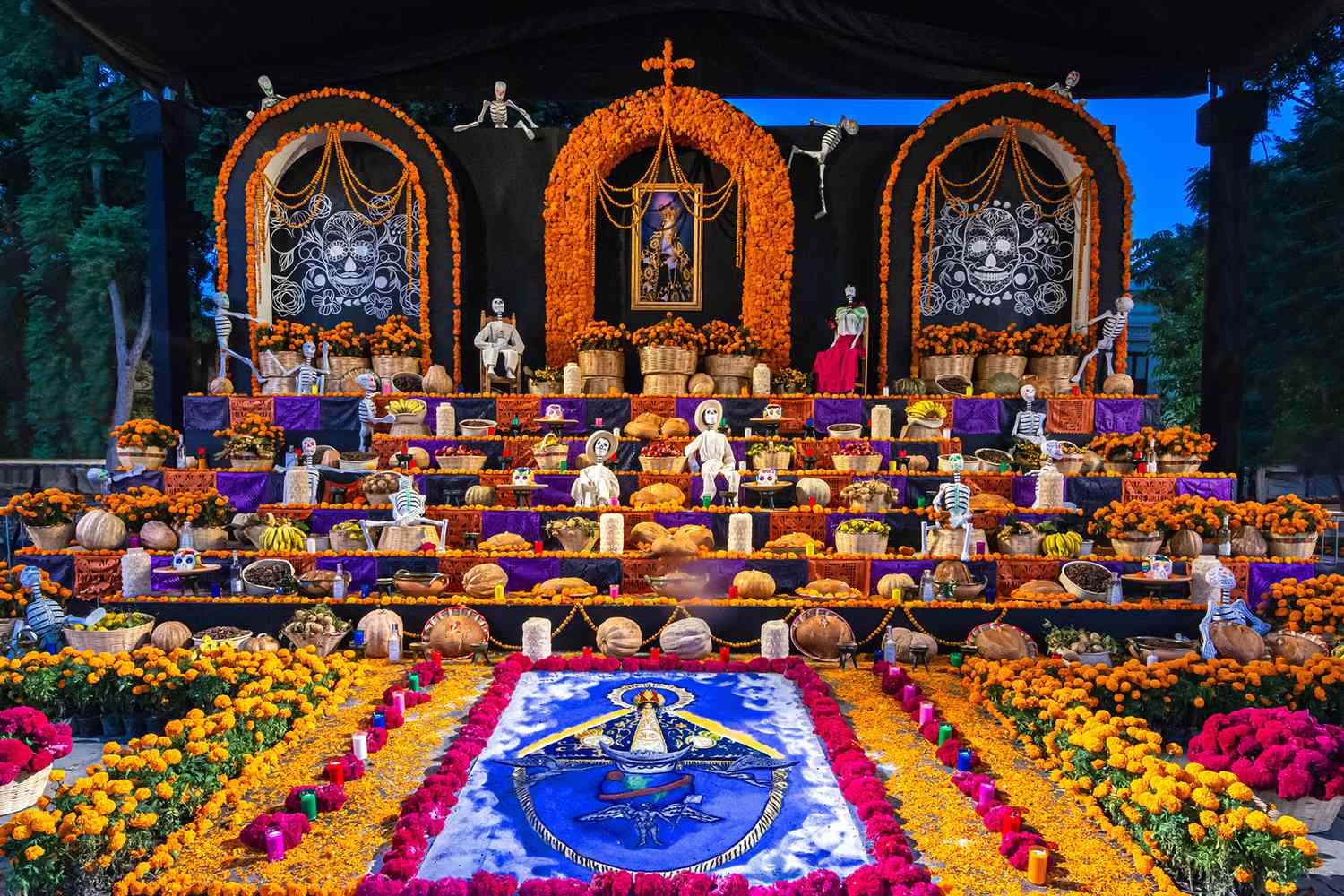 Il s'agit d'un autel du jour des morts dans un sanctuaire public du centre-ville historique d'Oaxaca, au Mexique.