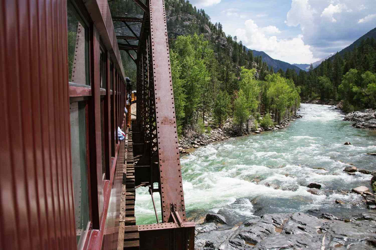 La machine à vapeur Durango and Silverton Narrow Gauge Railroad se déplace le long de la rivière Animas, Colorado