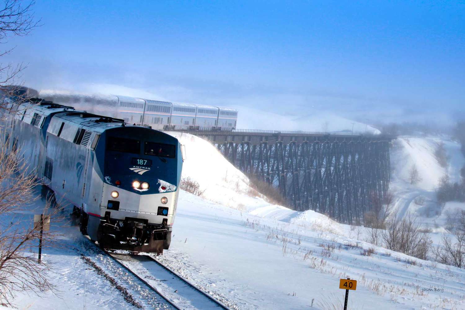 Train Empire Builder Amtrak dans le paysage enneigé du Dakota du Nord