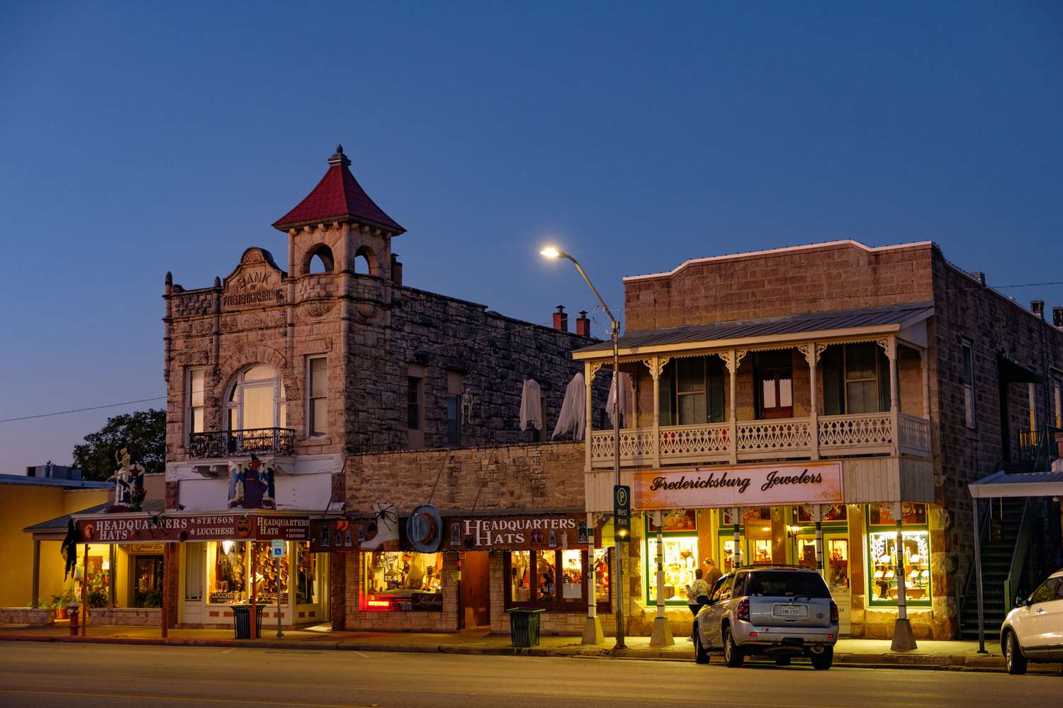 Main Street Fredericksburg, Texas au crépuscule