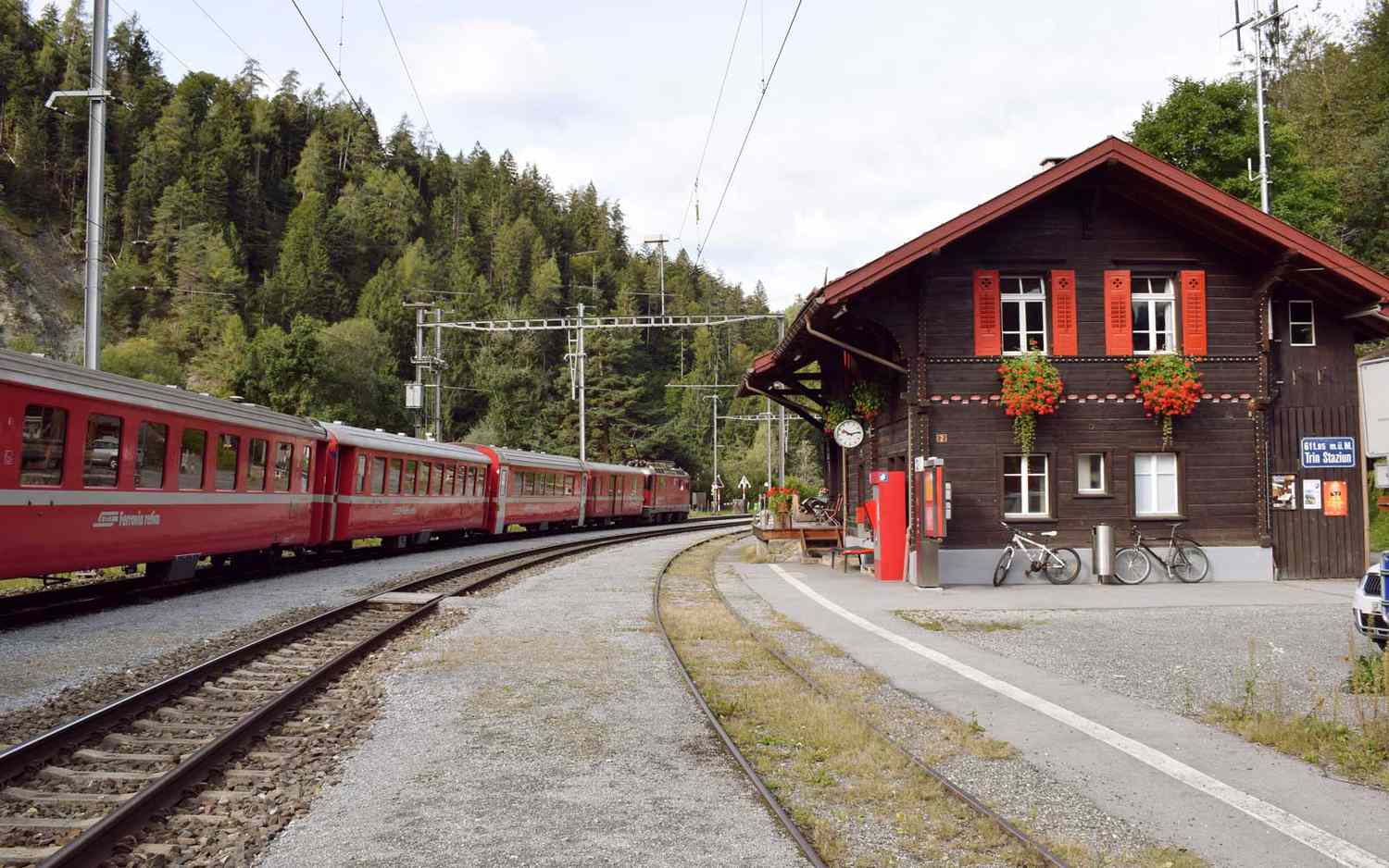 Gare de Glacier Express en Suisse