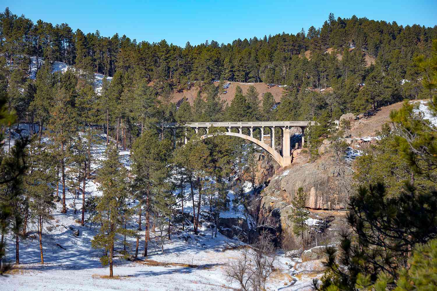 Le pont Beaver Creek, qui relie efficacement le parc d'État de Custer et le parc national de Wind Cave dans le Dakota du Sud.