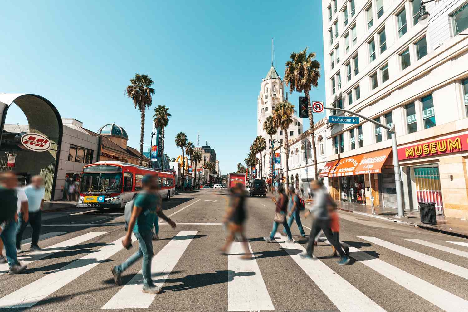 Les gens traversent Hollywood Boulevard à Los Angeles