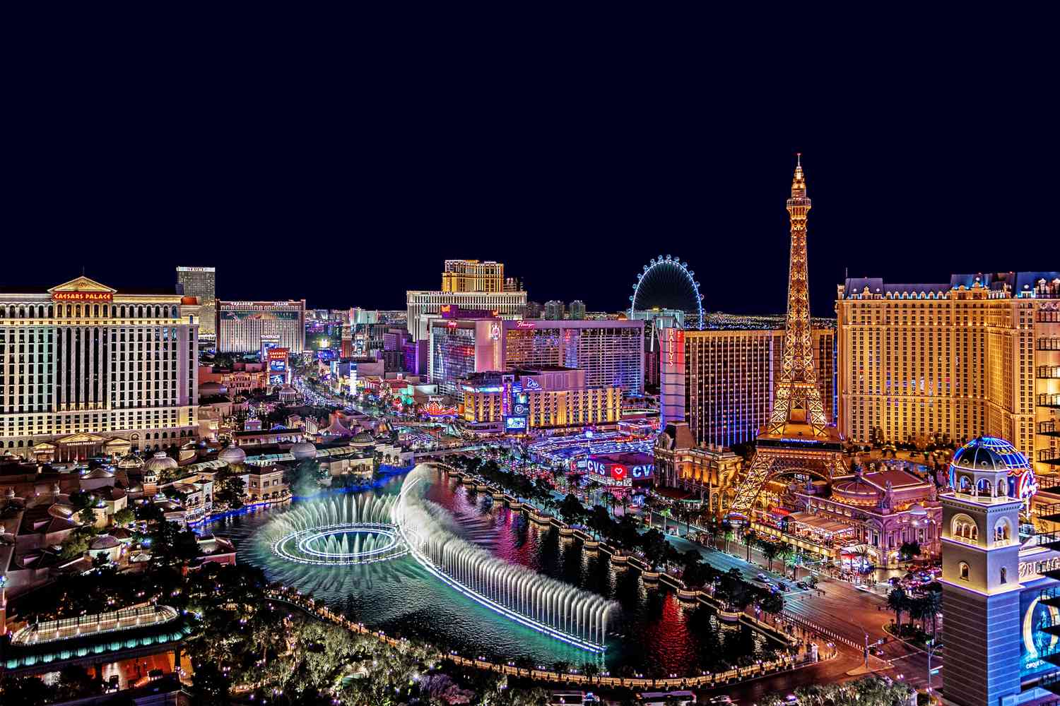 Le célèbre Strip de Las Vegas avec la fontaine du Bellagio.  Le Strip abrite les plus grands hôtels et casinos du monde.