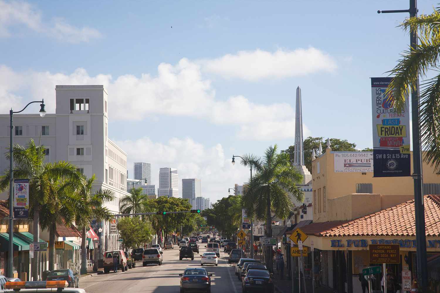 Rue animée dans la section cubano-américaine de Miami